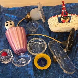 Lot 974, 10 pounds, I will pay $5 overcharge, vintage lamp and fancy dishes